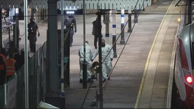 英中部・列車内で乗客刺される9人重体か　警察が容疑者2人を逮捕