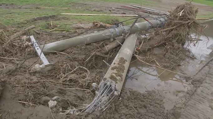 【大雨】残る爪痕  はん濫した荒瀬川周辺は大木が流れつき、電柱が折れた状態の中で復旧作業が行われる（山形・酒田市）　|　山形のニュース│TUYテレビユー山形