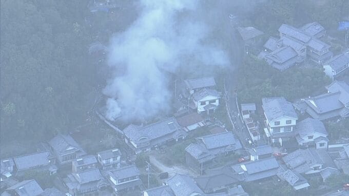 「建物から火が出ている」　呉市下蒲刈島で火災　一夜明け鎮火も火元住宅に住む60代男性と連絡取れず　周辺の建物や山林にも延焼　広島|TBS NEWS DIG
