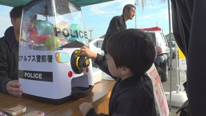 防犯グッズが出るカプセルトイに似顔絵捜査官の似顔絵も　警察が祭り会場で防犯活動　山梨・南アルプス市　|　山梨のニュース | ＵＴＹテレビ山梨