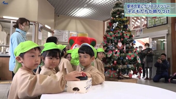 駅の待合室に恒例のクリスマスツリー　子どもたちが飾りつけ＆点灯　岩手・大船渡市|TBS NEWS DIG
