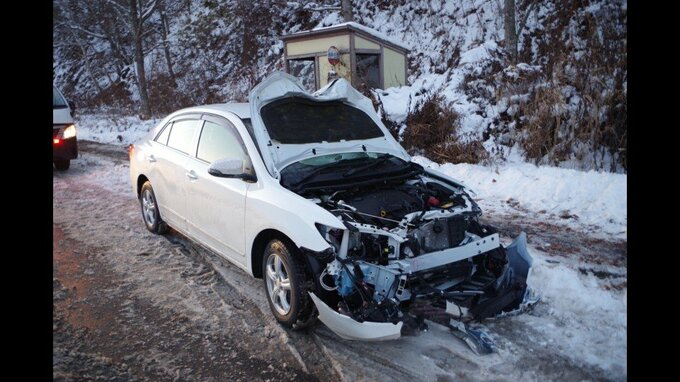 走行中のトレーラーからタイヤ２本が外れ、うち1本が反対車線の乗用車に衝突　ナットが緩んでいたか　北海道平取町|TBS NEWS DIG