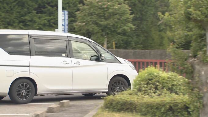 スーパー駐車場の暴走事故で容疑者の女を送検　ブレーキとアクセルの踏み間違えか…　警察が「過失運転致死」の疑いで引き続き原因調べる|TBS NEWS DIG