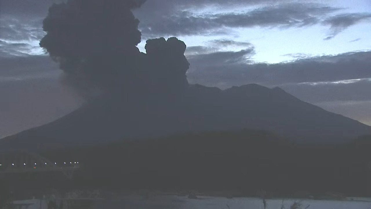 桜島で噴火相次ぐ 噴煙は垂水・鹿屋方向へ【8・9日の降灰予想