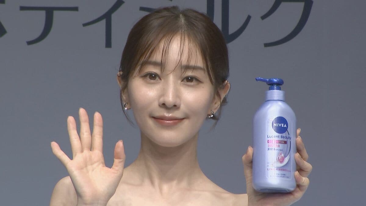 田中みな実】美デコルテに自身出演のCMを投影 前代未聞の試みに