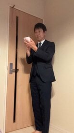 【アキラ100%】 「流石にメモ帳だけでは隠せないか」前髪を下ろした“森保監督風”姿がネットで大バズり!|TBS NEWS DIG