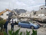 白煙の向こうには下敷きになった2台の車 解体中のアパートが倒壊もけが人なし | 沖縄のニュース|RBC 琉球放送