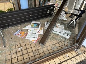 郵便局に軽乗用車衝突…運転は高齢女性「アクセルとブレーキを間違えた」同乗の孫が軽傷見込み 郵便局は営業中止に|TBS NEWS DIG