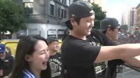 大谷翔平 真美子夫人と2年連続Vパレード!山本は大谷の隣、誕生日の佐々木も笑顔、劇的世界一にファン大熱狂|TBS NEWS DIG