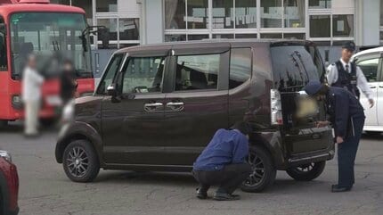 バックしてきた軽乗用車にはねられ84歳の女性死亡 小学校の駐車場内で