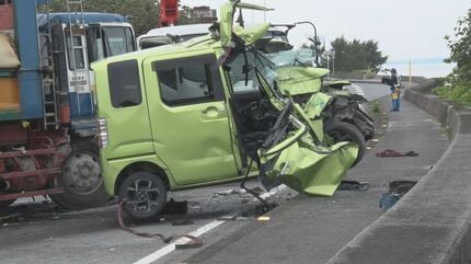 ダンプカーと正面衝突 軽乗用車の18歳高校生2人が意識不明の重体