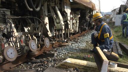 日中に線路の保守作業「マルチプルタイタンパー」が稼働 通常は夜に