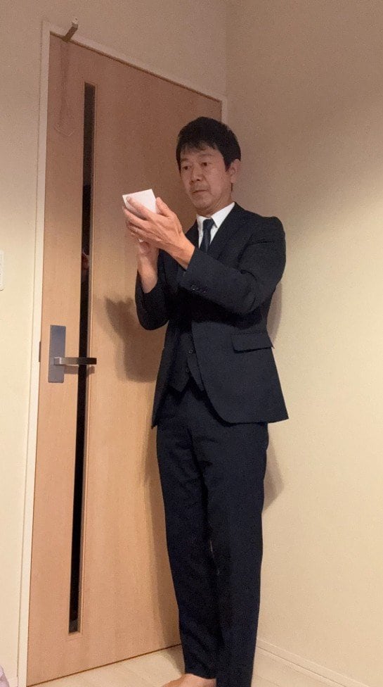 【アキラ100％】　「流石にメモ帳だけでは隠せないか」前髪を下ろした“森保監督風”姿がネットで大バズり！|TBS NEWS DIG