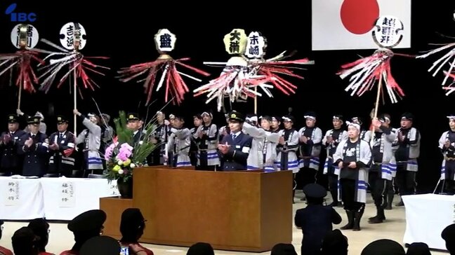 地域防災力向上へ団結誓う 間もなく大規模山林火災から1年迎える大船渡市で消防出初式 集まった420人が火防祈願の三本締め 岩手|TBS NEWS DIG