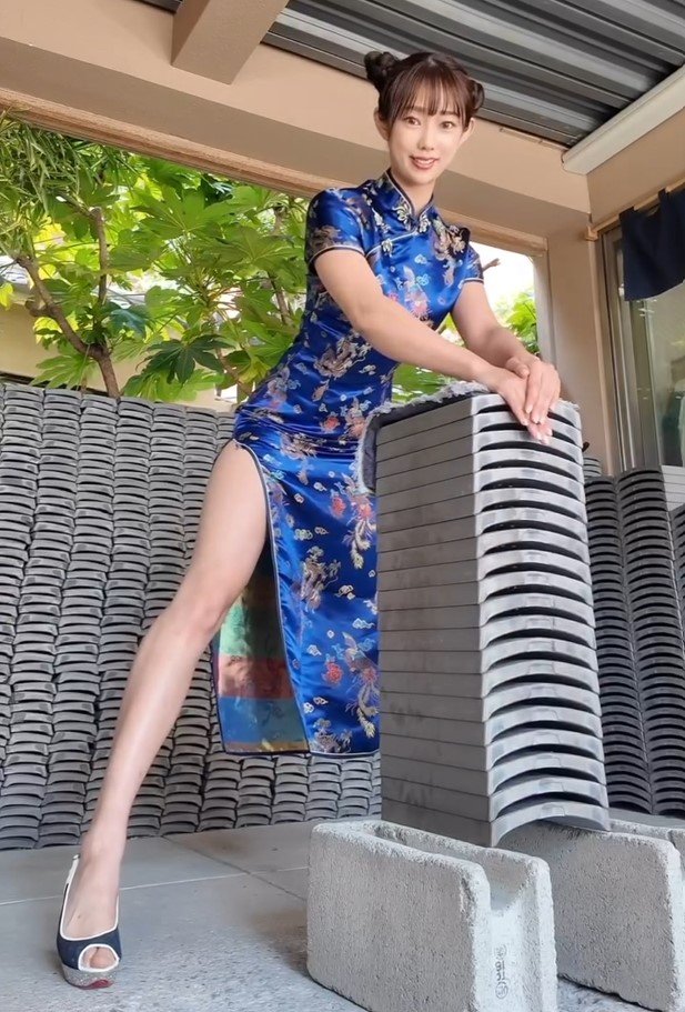 【堀江聖夏】 チャイナドレスで“瓦割り” 秘訣を紹介 「瓦割りって、実はコツがあるんです これを見たら、あなたも割れるかも!?」|TBS NEWS DIG