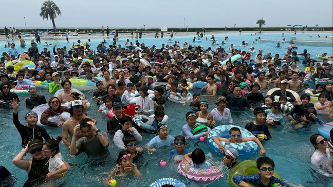 人気リゾートプール「大磯ロングビーチ」でプール開き 招待を受けた地元の子どもたちなど一斉にプールへ|TBS NEWS DIG