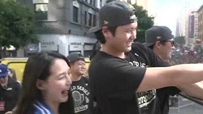 大谷翔平 真美子夫人と2年連続Vパレード！山本は大谷の隣、誕生日の佐々木も笑顔、劇的世界一にファン大熱狂|TBS NEWS DIG