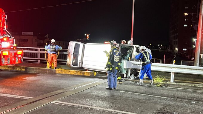 宇都宮市で軽ワゴン車が横転する単独事故　20代の男性運転手が病院搬送も意識あり|TBS NEWS DIG