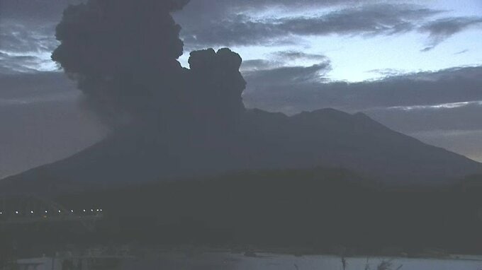 桜島で噴火相次ぐ　噴煙は垂水・鹿屋方向へ【8・9日の降灰予想】|TBS NEWS DIG