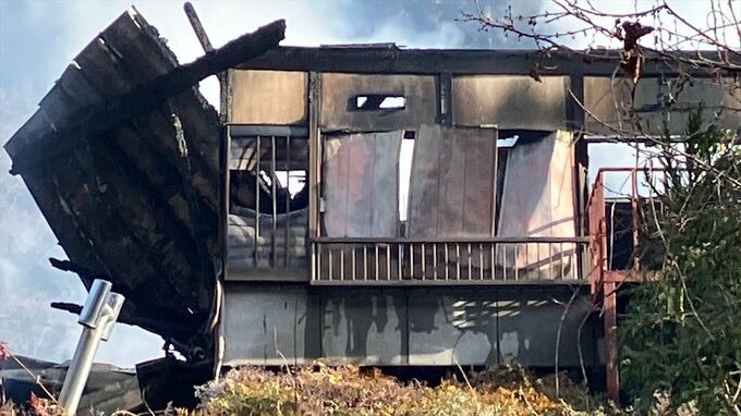 【速報】「風呂場から火が出ている」大晦日の未明、民宿が燃える火事　山梨・大月市|TBS NEWS DIG