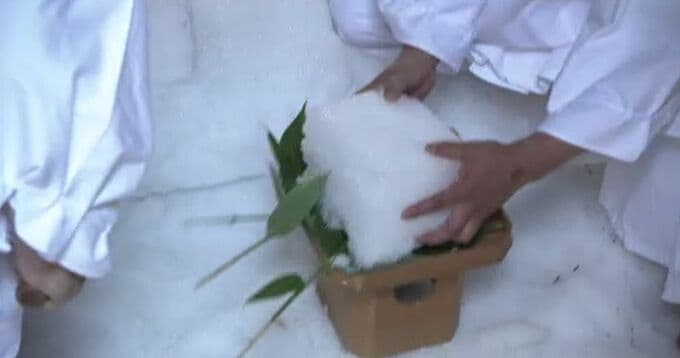 猛暑にひんやり「雪」 金沢・湯涌温泉で氷室開き　|　石川県のニュース｜MRO北陸放送