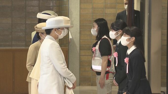 皇后さまが全国赤十字大会に出席　アンバサダーの上白石萌音さんらを労われる|TBS NEWS DIG