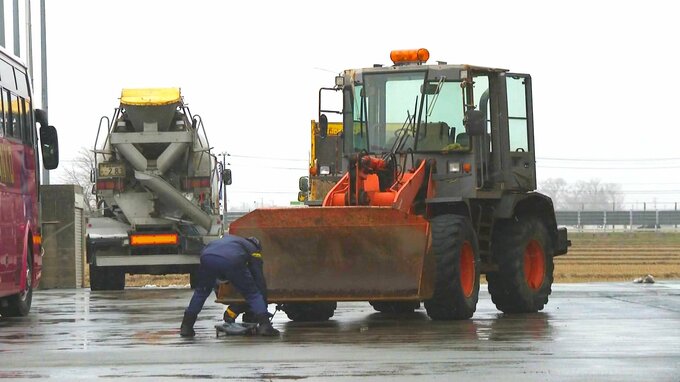 タイヤショベルに「頭」ひかれ…　「人がタイヤショベルにひかれた」自動車整備工場で74歳の男性死亡　運転していた男性を過失運転致死の疑いも視野に捜査　|　青森のニュース│ATV NEWS│青森テレビ