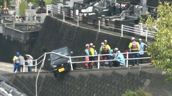 【速報】ガードレール突き破り車が落ちそうに　車内に80代女性　けがなし　長崎市三原1丁目|TBS NEWS DIG