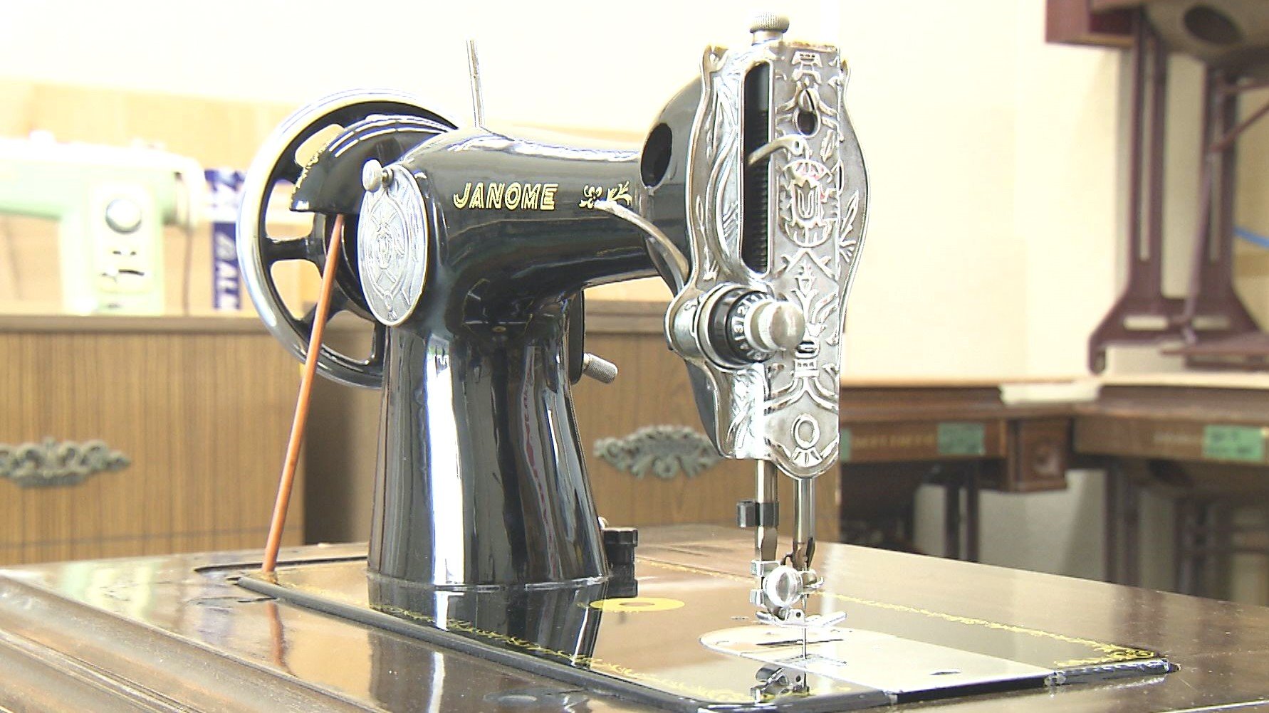 大幅値下げ！！実働可能　足踏みミシン 修理した100台を届けられない “足踏みミシン”を海外の貧困家庭に贈り