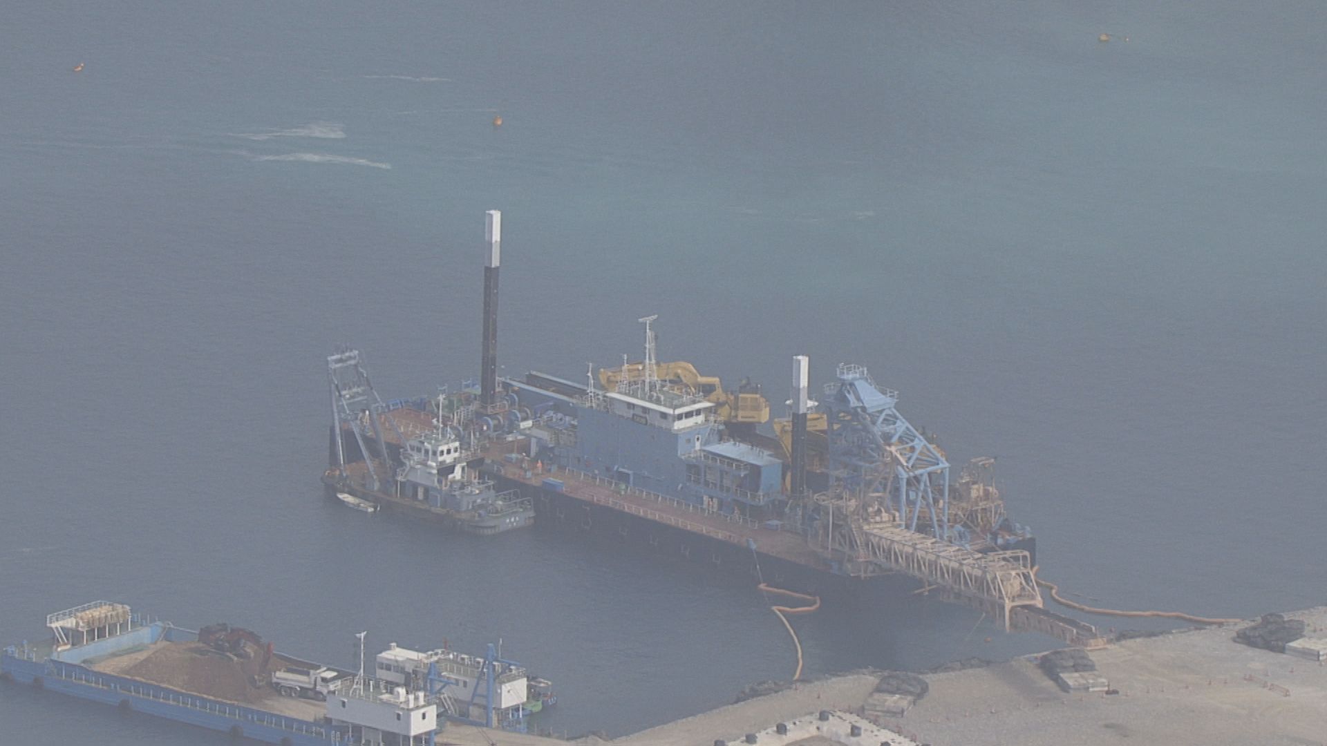 辺野古大浦湾側埋め立て ベルトコンベヤー搭載の「リクレーマ船」を