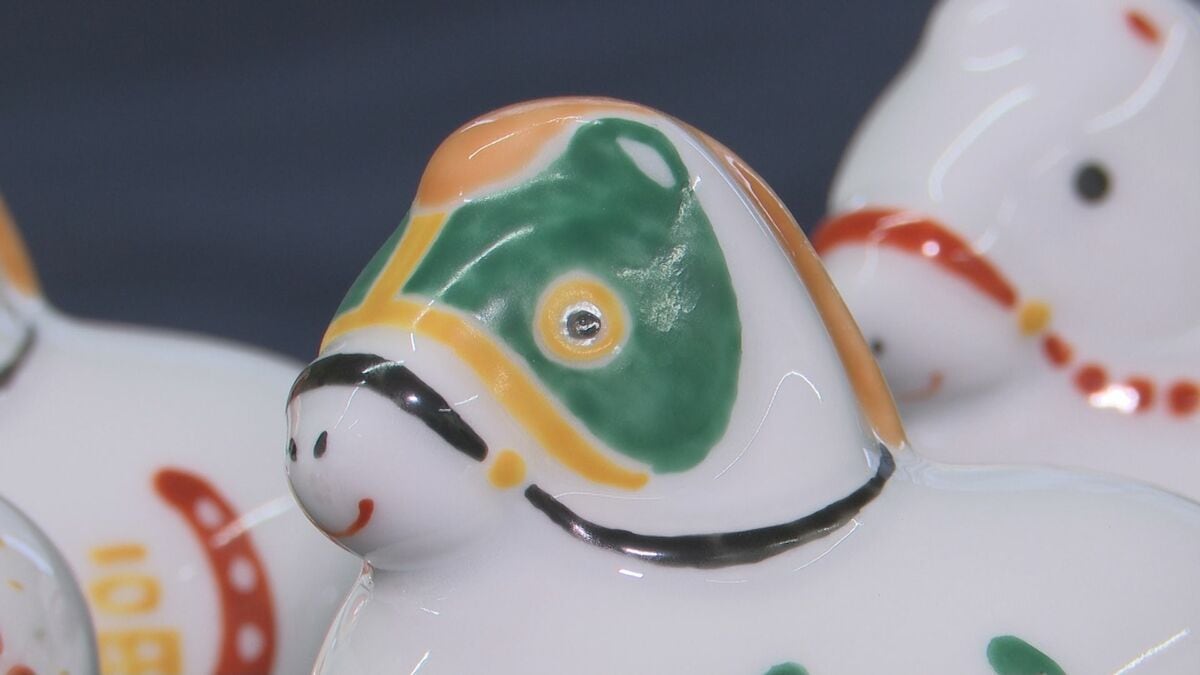 白磁の縁起物” 天草陶石で干支の置物作り 『午』に職人が手書きで絵