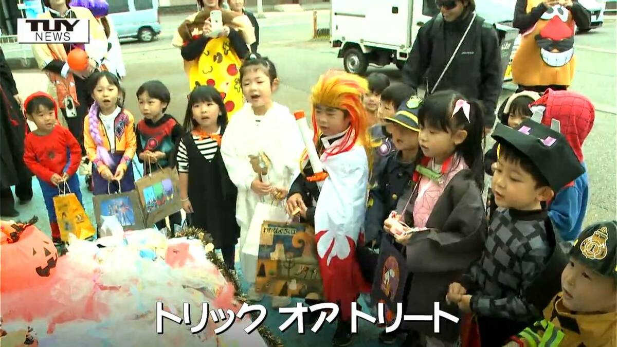 ハロウィーン!仮装をした園児たちが鶴岡駅前で毎年恒例の仮装パレード(山形・鶴岡市) | TBS NEWS DIG