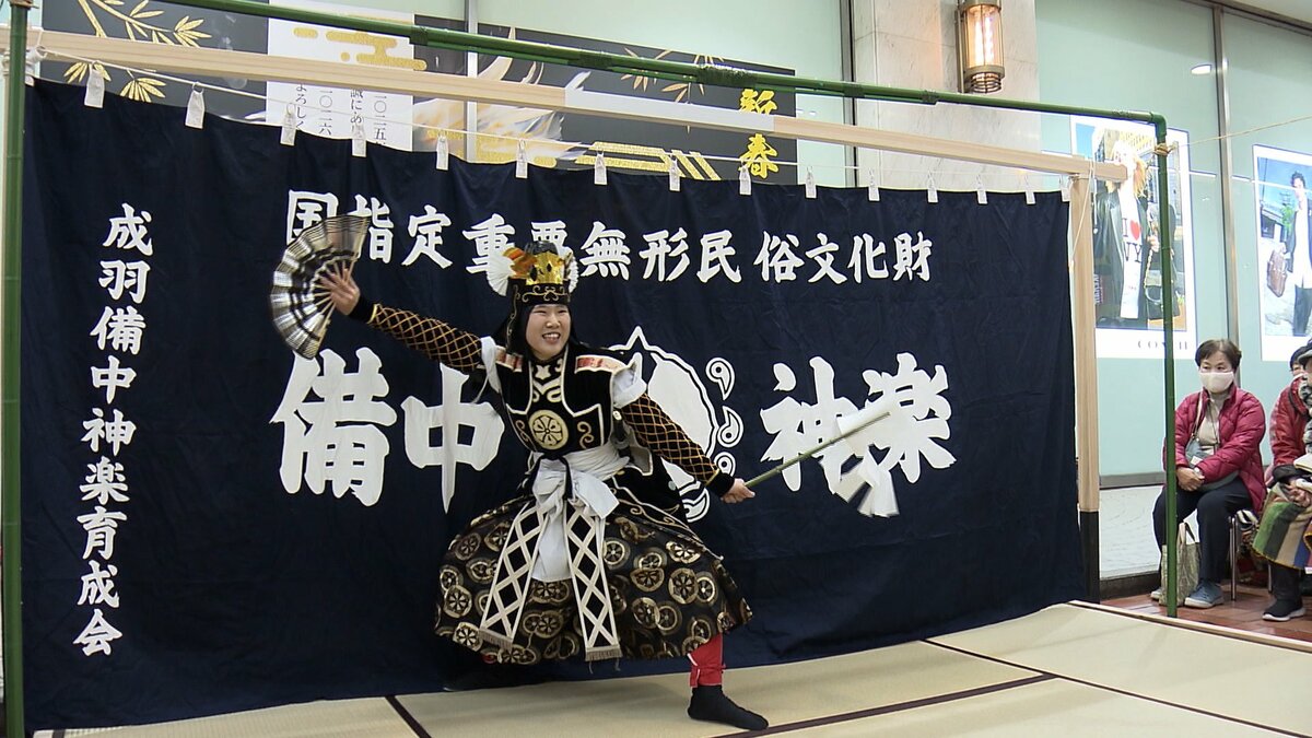 大人顔負けの迫力ある舞 “新春こども神楽” 表町商店街で開催「涙がでる