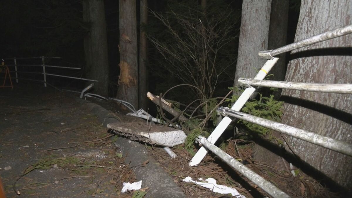 山あいの道で乗用車がガードレールに衝突　助手席の男性死亡し運転者も大けが　愛知・新城市の国道301号