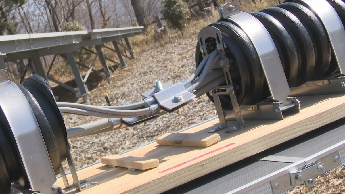 「これでは簡単に取れないなと思う」　太陽光発電施設のケーブル盗難防止へ　NPO法人が装置を開発　山梨