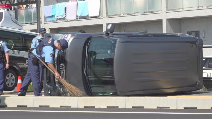 「地元としても大変心配」　軽乗用車同士が衝突　1台が横転　おととい開通したばかりの都市計画道路で事故　山梨