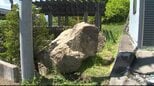 【巨大な岩が崩落で住宅被害】約70メートル上の急斜面から落ちてきた岩でガレージ壊れる…長野県はドローン使って現場確認…大型の土のう積んで応急的対応…斜面を安定させる工事検討|TBS NEWS DIG