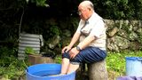 製作者は82歳 山々に囲まれた民家に水力発電で沢の水をわかした”足湯”誕生【岡山・鏡野町】 | 岡山・香川のニュース | 天気 | RSK山陽放送