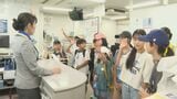 夏休みの小学生18人が普段は入れない空港の裏側を体験 着陸する巨大な飛行機に大興奮|TBS NEWS DIG