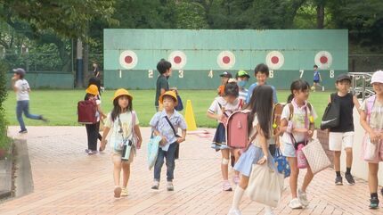 名古屋市の小学校で終業式 熱中症対策グッズを身につけて参加する児童