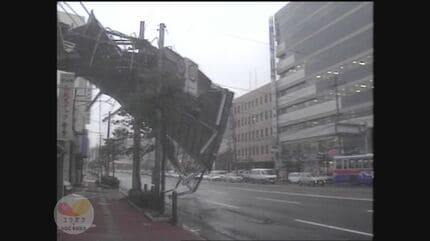 斜面地に広がる青い屋根「台風19号 猛烈な風で甚大な被害」ブルー