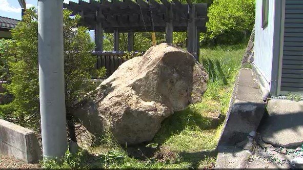 【巨大な岩が崩落で住宅被害】約70メートル上の急斜面から落ちてきた岩でガレージ壊れる…長野県はドローン使って現場確認…大型の土のう積んで応急的対応…斜面を安定させる工事検討　|　SBC NEWS | 長野のニュース | SBC信越放送