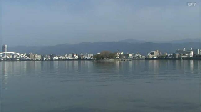 湾にポツリと浮かぶ高知の都市公園「丸山台」を園児が清掃|TBS NEWS DIG