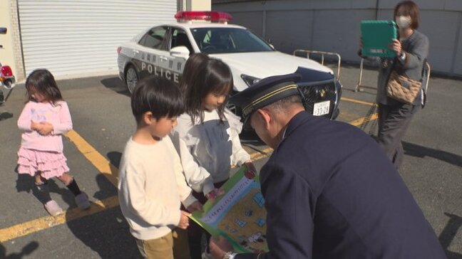 「わたしたちを守ってくれてありがとう」　園児が警察に感謝　自分たちで育てた野菜やメッセージカードを贈る　山梨英和カートメルこども園|TBS NEWS DIG