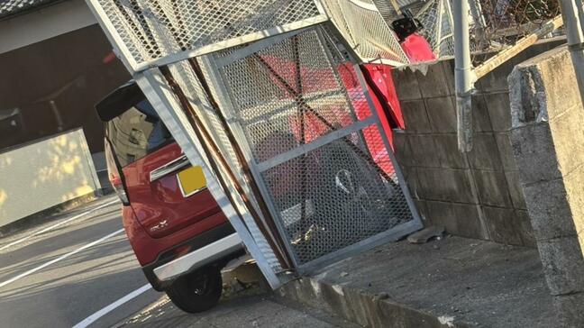 「ゴミステーションに車が突っ込んでます」女性運転の軽乗用車がフェンスなぎ倒し停車　病院搬送|TBS NEWS DIG