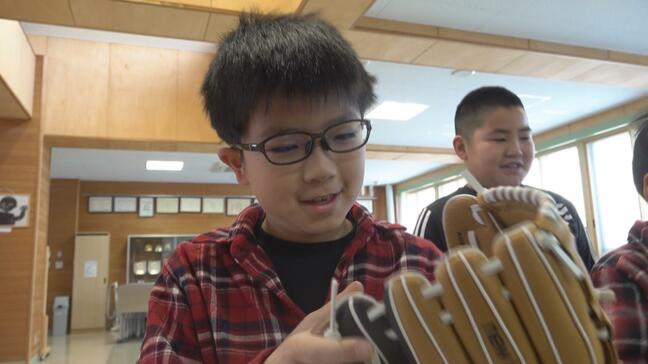 全校児童14人の小学校に大谷翔平選手からのグローブ届く! 「大スターなので触りにくい…」でも「すごく嬉しい!」 冬休み明けのビックなプレゼントに児童も大喜び|TBS NEWS DIG