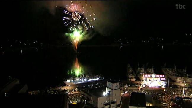 「パパとママと見られてうれしかった」気仙沼みなとまつりのフィナーレ飾る“海上花火大会”　夜空を彩る大輪の花と太鼓の演奏|TBS NEWS DIG