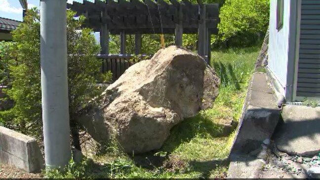【巨大な岩が崩落で住宅被害】約70メートル上の急斜面から落ちてきた岩でガレージ壊れる…長野県はドローン使って現場確認…大型の土のう積んで応急的対応…斜面を安定させる工事検討|TBS NEWS DIG