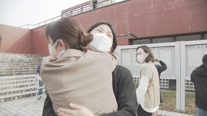 喜びの春満開「手の震えが止まらない」金沢大学一般入試の合格発表　|　石川県のニュース｜MRO北陸放送