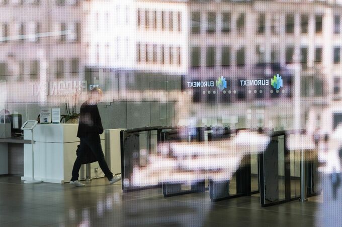 【欧州市況】財政赤字拡大で英国債売り－ヒースロー空港火災で株安